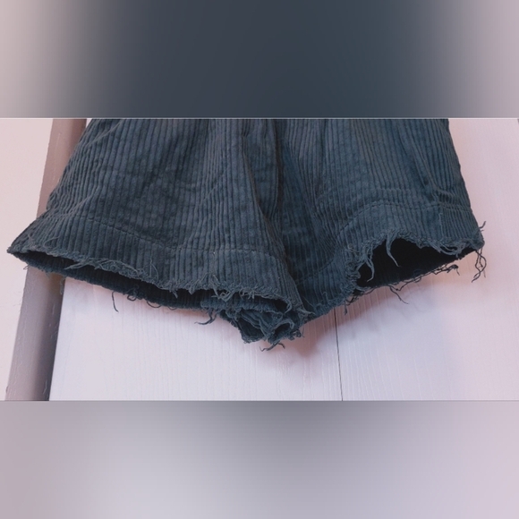 Urban Outfitters Corduroy Frayed Hem Shorts Size XS Forest Green Paper bag Waist - Picture 3 of 10